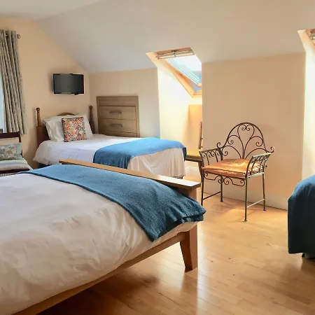 לינה וארוחת בוקר Western Greenway 3*